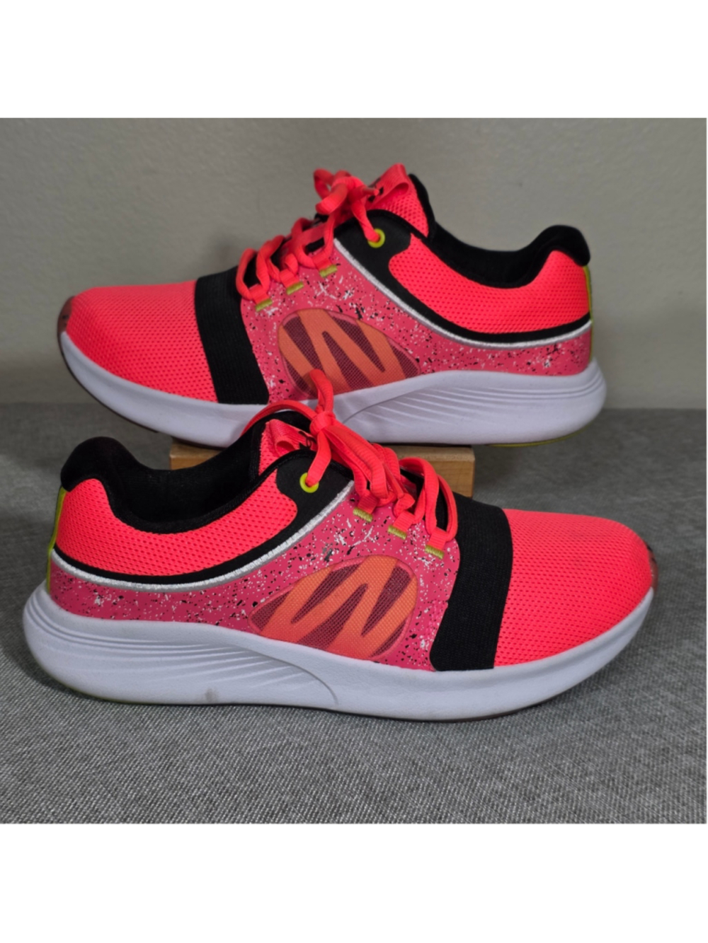 Under Armour Charged Breathe Bliss Paint Splatter Womens 8 Neon Pink Sneakers